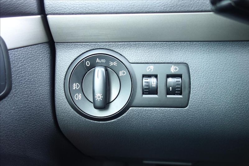 Volkswagen Touran 2,0 TDi,SERV.KN.,CROSS,7 MÍST. - fotka 31 z 32