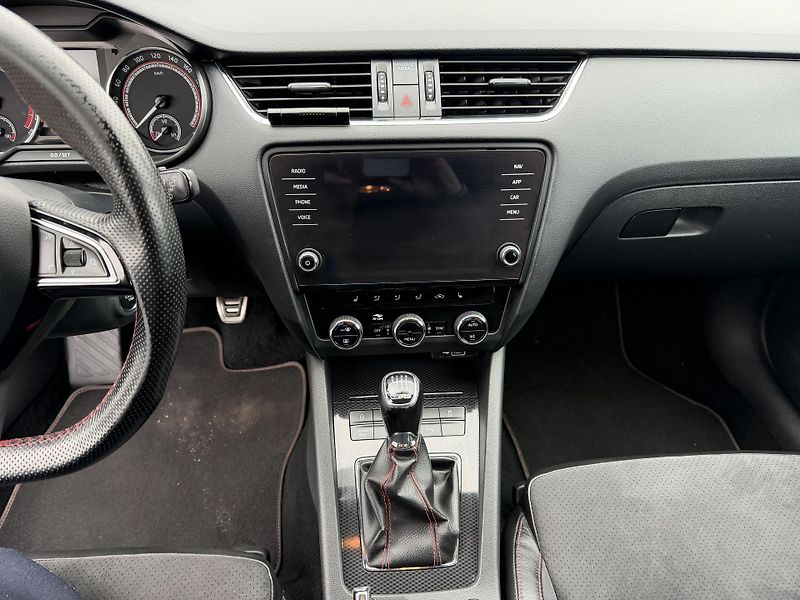 Škoda Octavia 2.0 TDI RS - fotka 17 z 25