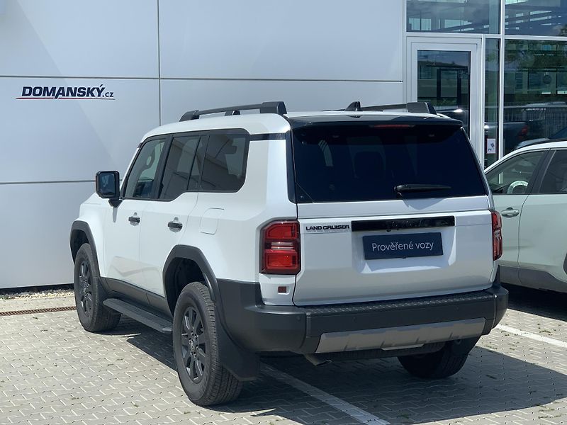 Toyota Land Cruiser INVINCIBLE 2.8D-4D 204k 4x4 AT - fotka 13 z 46