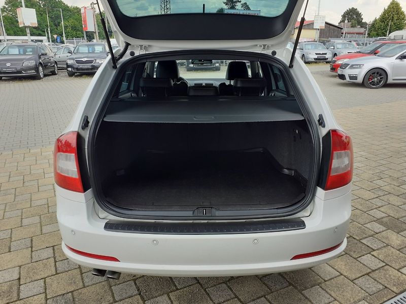 Škoda Octavia (2011) KOMBI 2.0 TDi RS - fotka 17 z 26