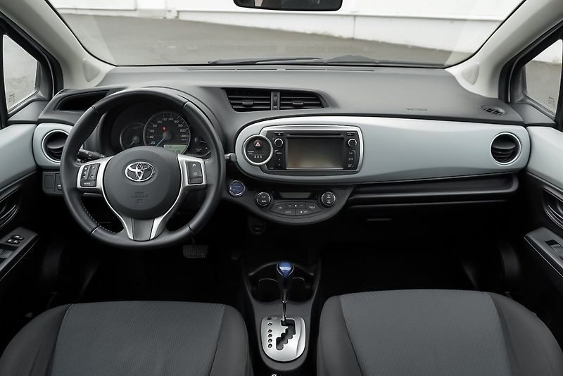 Toyota Yaris 1.5 Hybrid LOUNGE - fotka 8 z 23