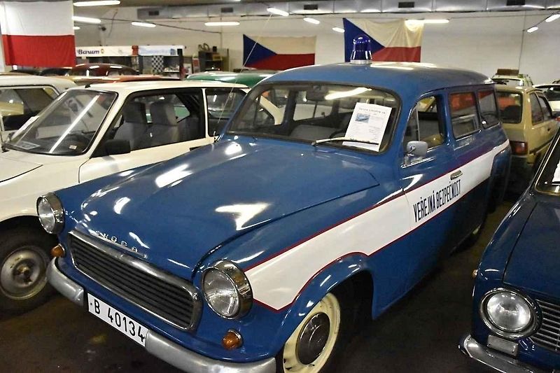 V 70. letech začaly být policejní vozy žluté