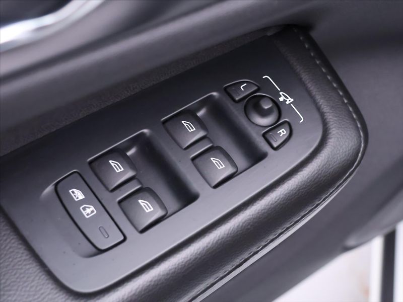 Volvo V60 2,0 B5 AWD Momentum Pro AT DPH - fotka 15 z 29