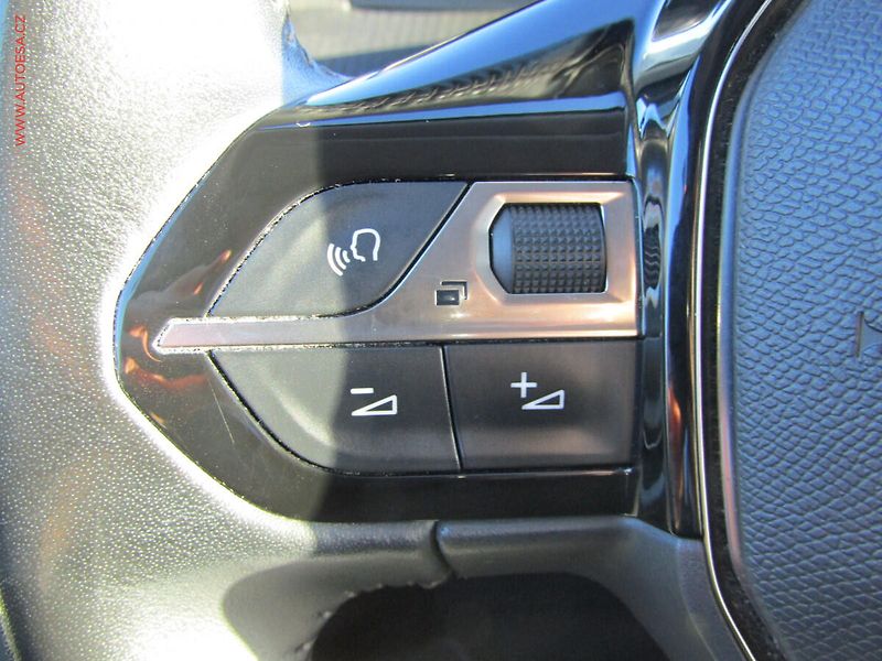 Peugeot 2008 (2020) 1.2PT, ČR, LED - fotka 12 z 21