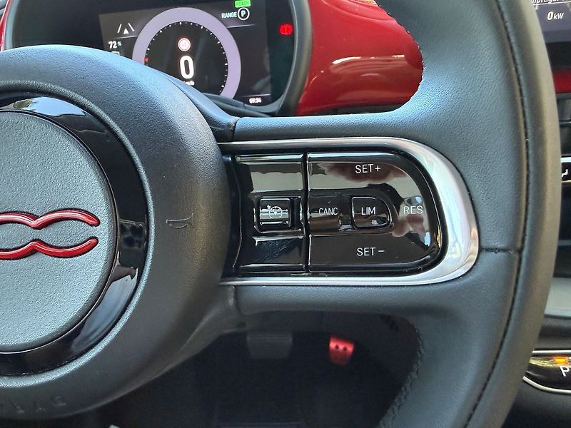 Fiat 500 (2023) RED 70kW Kamera - fotka 25 z 34