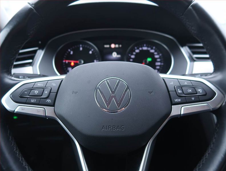 Volkswagen Passat (2021) 2.0 TDI, Automat, Kůže, Navi - fotka 17 z 20