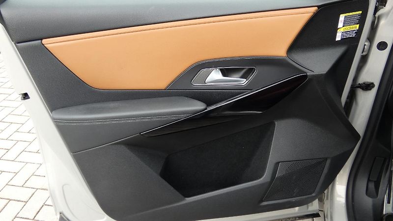 DS Automobiles DS7 Crossback 1.6 E-TENSE 4x4 Pluq-in Hybrid - fotka 8 z 25