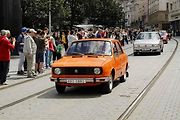 Historická kolona vozidel projela v sobotu odpoledne brněnským náměstím Svobody.