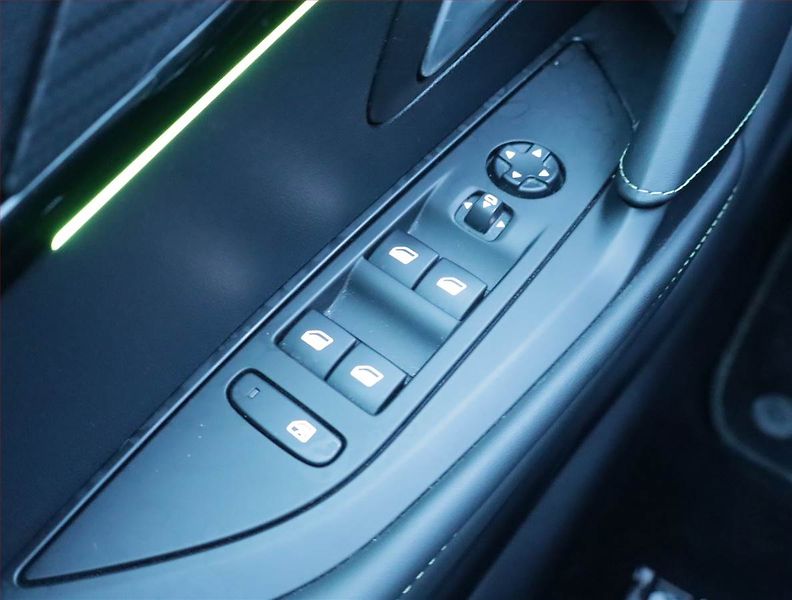 Peugeot 208 (2020) GT 50 kWh, SoH 90%, Automat - fotka 18 z 22