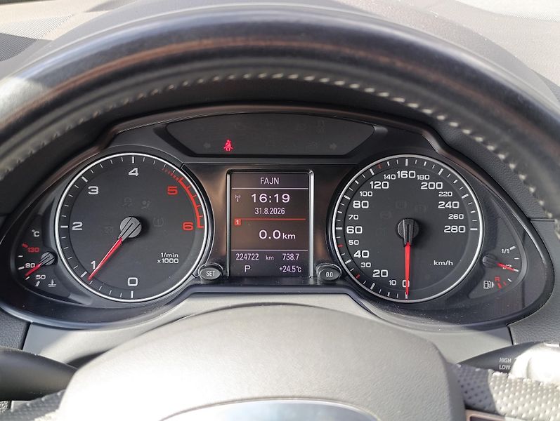 Audi Q5 2.0TDI QUATTRO S-LINE ČR - fotka 22 z 31