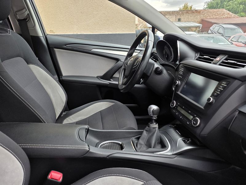 Toyota Avensis (2018) 1.8AUT.KLIMA-2.maj.PRAV.SERVIS - fotka 18 z 19