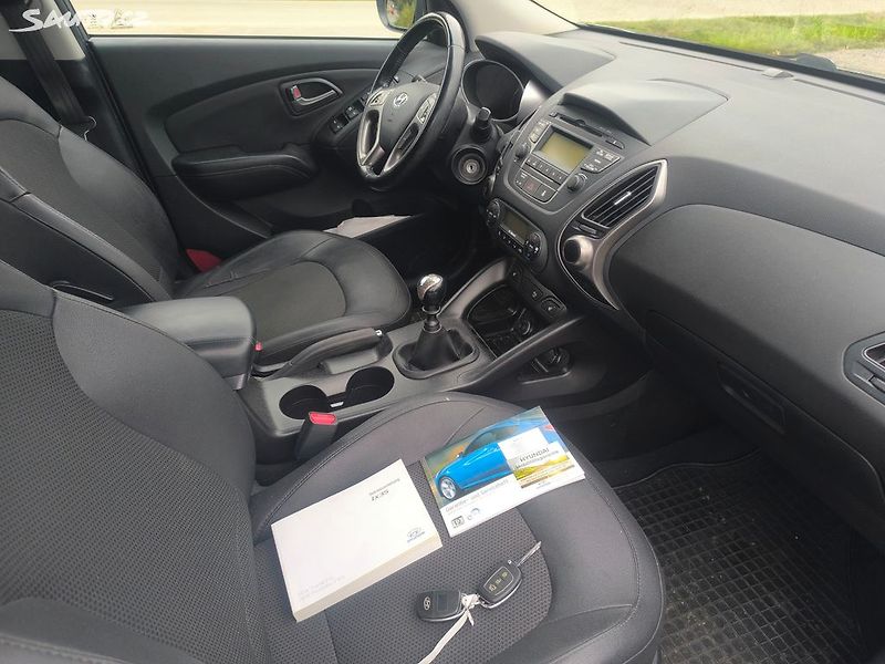 Hyundai ix35 2.0D4X4,70KM,MAX VÝBAVA,KRÁSNÝ - fotka 12 z 31