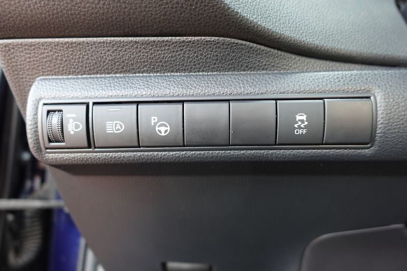 Toyota Corolla 2.0 HEV Comfort Style Tech TS - fotka 19 z 31
