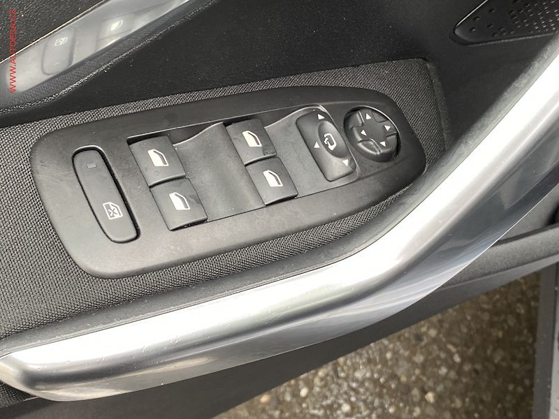 Peugeot 2008 (2019) 1.2 PT, Allure, kůže, navi - fotka 11 z 15
