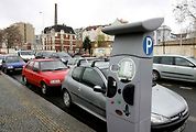 Solární parkovací automat na Praze 7.
