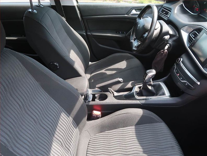 Peugeot 308 (2015) 1.2 e-THP, nová STK, zamluveno - fotka 9 z 14
