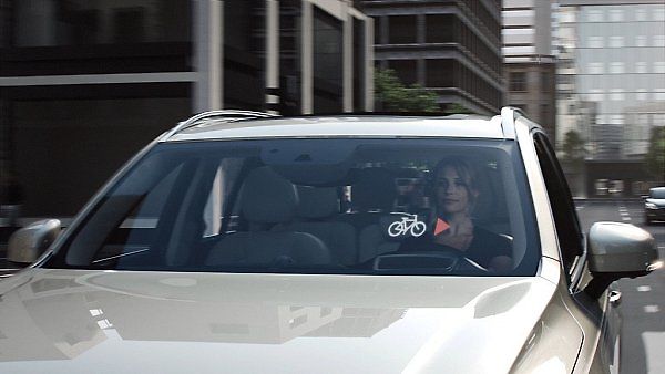 Volvo chce propojit cyklistické helmy s automobily.