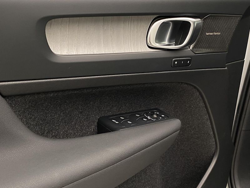 Volvo XC40 (2026) B4 AUT DARK PLUS - fotka 28 z 65