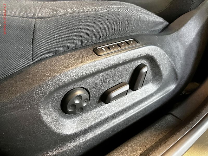 Peugeot 5008 (2010) 1.6i, 1.maj, AAC, tempo - fotka 13 z 16