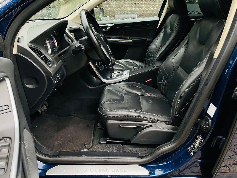 Volvo XC60 2.4D5 5V 4x4 AUT TAŽNÉ SERVISK - fotka 31 z 47