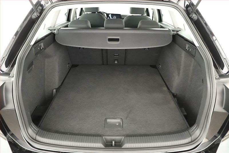 Volkswagen Golf (2023) Life 2.0 TDI, Automat - fotka 19 z 20