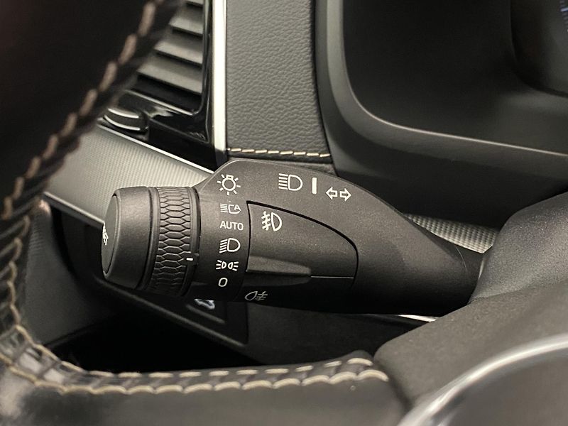 Volvo XC90 B5 AWD R-DESIGN AUT REZERVACE - fotka 22 z 52