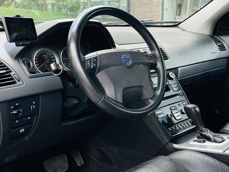 Volvo XC90 2.4D5 4x4 AUT VÝHŘEV SENZORY - fotka 26 z 44