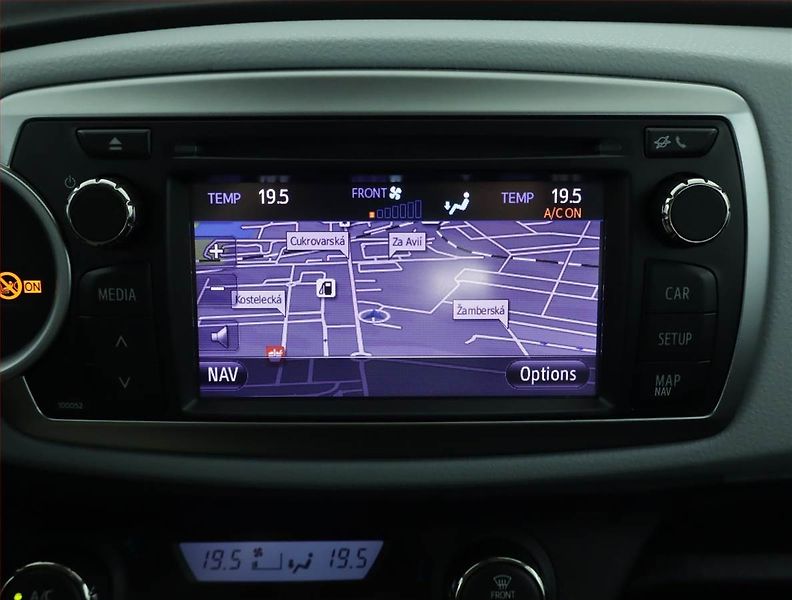 Toyota Yaris (2012) 1.5 Hybrid, Automat, Navi - fotka 15 z 17