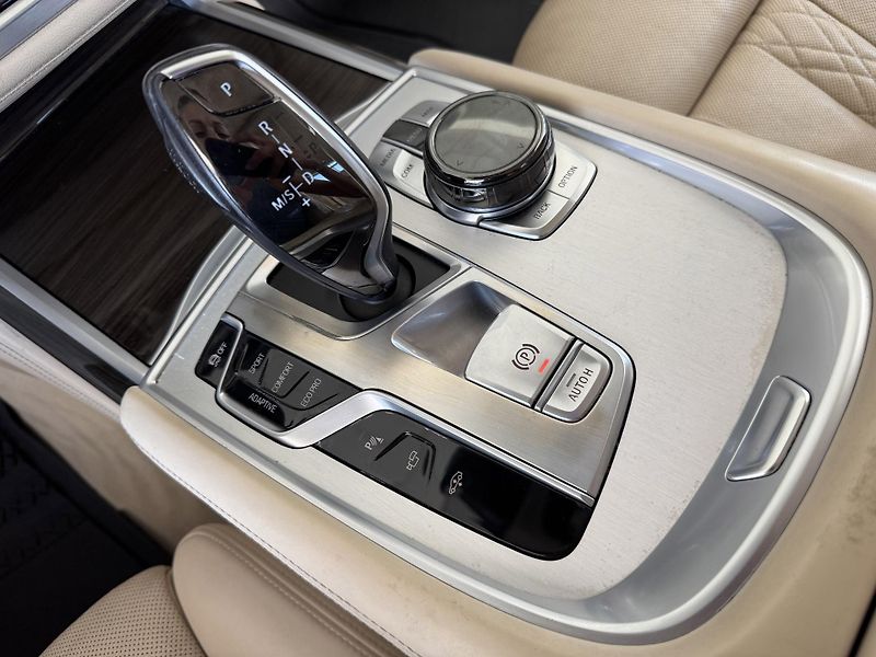 BMW Řada 7 750i xDrive*Laser*NočníVidění - fotka 27 z 47