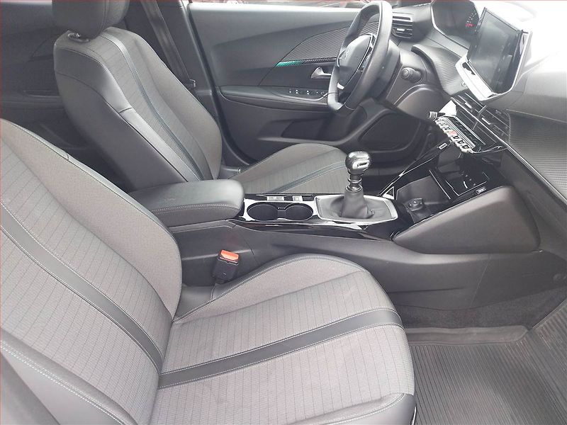 Peugeot 2008 (2021) 1.5 BlueHDi, Kůže, Navi - fotka 9 z 16