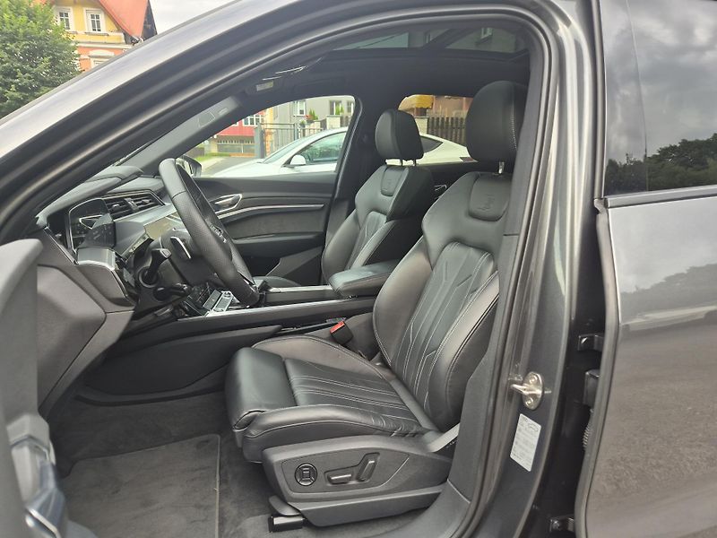 Audi e-tron SPORTBACK S 370kw SOH 96% - fotka 40 z 48