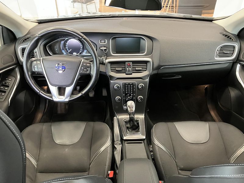 Volvo V40 T3 FWD Momentum MT6 - fotka 15 z 40
