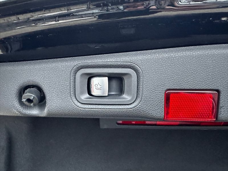 Mercedes-Benz Třídy E 2,0 220D 143kW - fotka 16 z 44