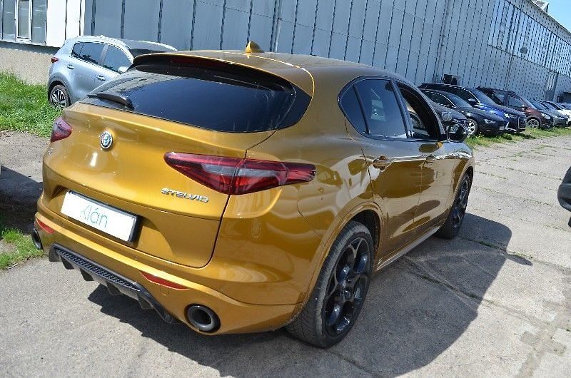 Alfa Romeo Stelvio - fotka 16 z 16