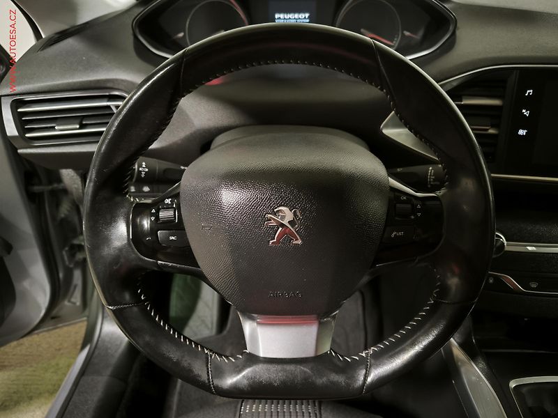 Peugeot 308 (2018) 1.2PT, Allure, navi - fotka 13 z 17