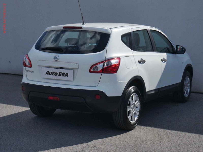 Nissan Qashqai (2011) 1.6, ČR, AC - fotka 4 z 14