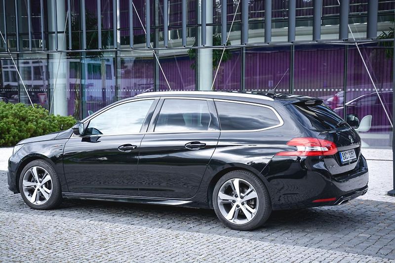 Peugeot 308 (2020) SW GT Line 1.5 BlueHDi 130 1 M - fotka 5 z 28