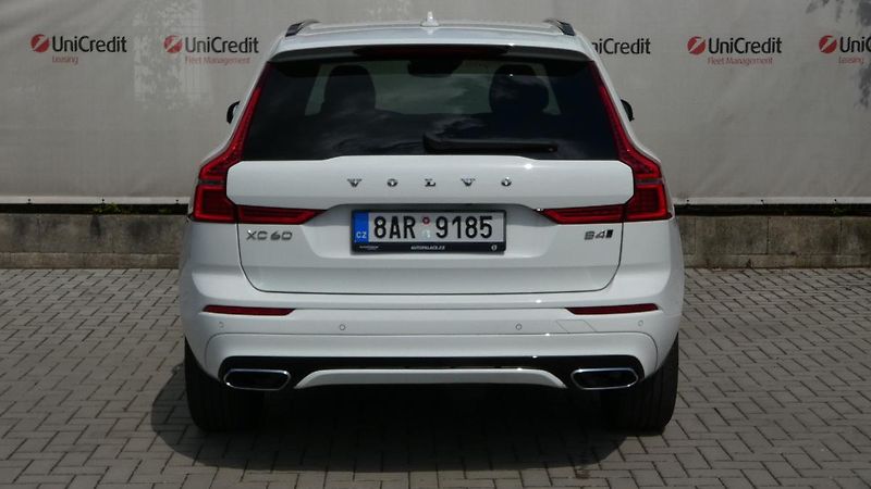 Volvo XC60 B4 AWD R Design - fotka 4 z 24
