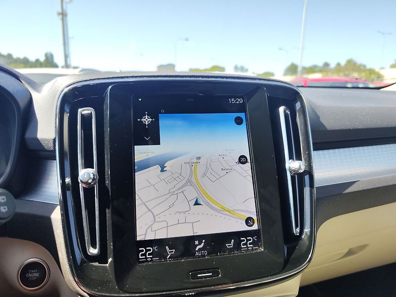 Volvo XC40 D3 2.0D Momentum Pro AT - fotka 19 z 38