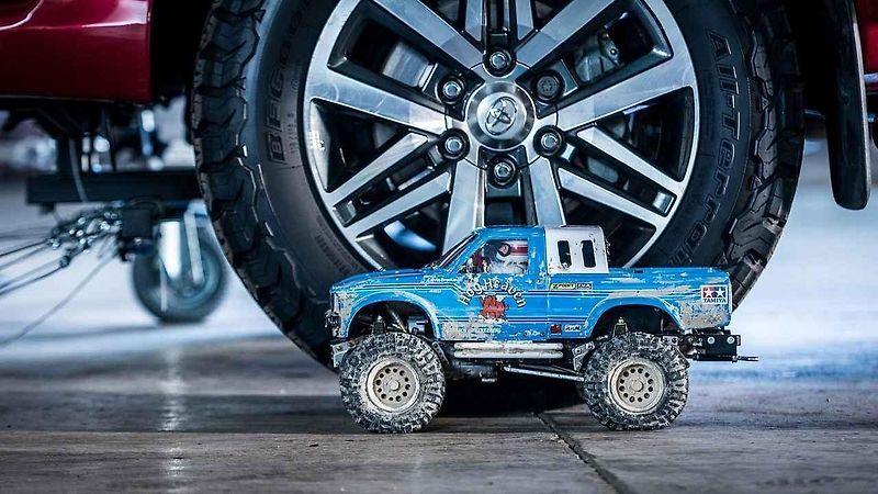 Toyota Hilux a Tamiya Bruiser.