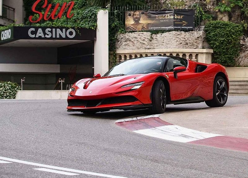 Enzo Ferrari, přezdívaný il Commendatore, byl známý svou soutěživostí a neochotou dělat kompromisy v kvalitě svých vozů.