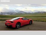 Ferrari záměrně vyrábí méně svých vozů, než o kolik je mezi fanoušky zájem. Třeba do Česka v případě některých modelů doveze o polovinu méně aut, než požadují zákazníci.