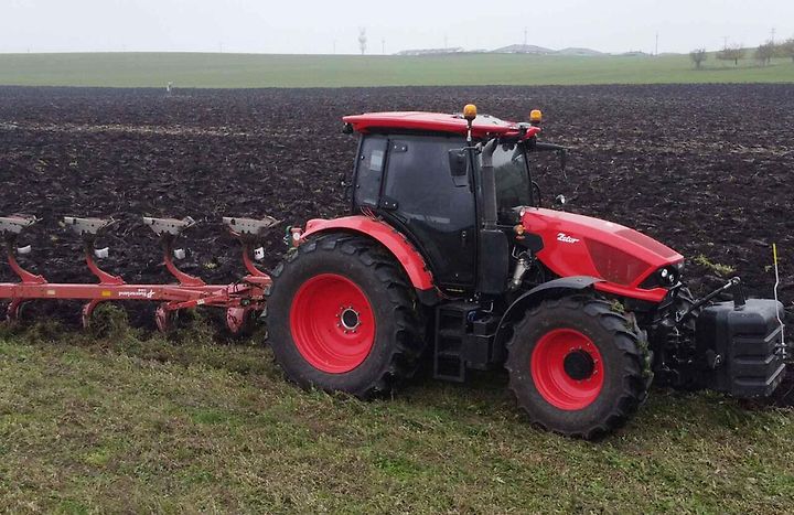Traktor Zetor Řady 6. Dá se říct, že Zetor tímto strojem posouvá svou techniku výrazně dopředu. Foto Se svolením Zetor Tractors