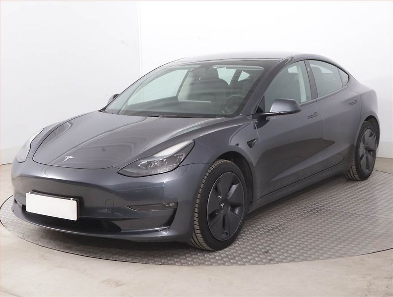 Tesla Model 3 (2023) Long Range RWD 79kWh, SoH 91% - fotka 2 z 21