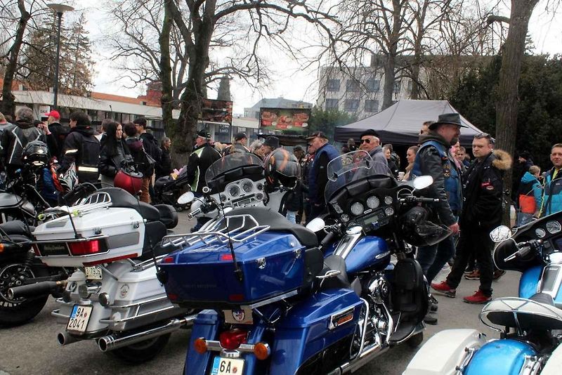 Z příjezdu spanilé jízdy motocyklů do Poděbrad.