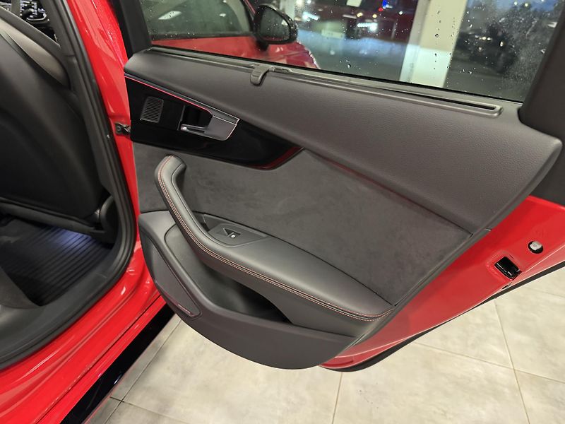 Audi RS 4 (2023) 2,9TFSi Avant quattro MATRIX - fotka 25 z 38
