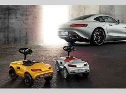 Autíček pro děti je dnes nepřeberné množství. Co třeba Tesla Model S?