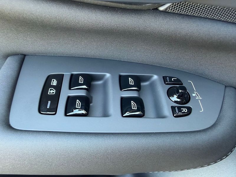 Volvo XC90 B5 AWD PLUS DARK PREMIUM, PANO - fotka 27 z 34