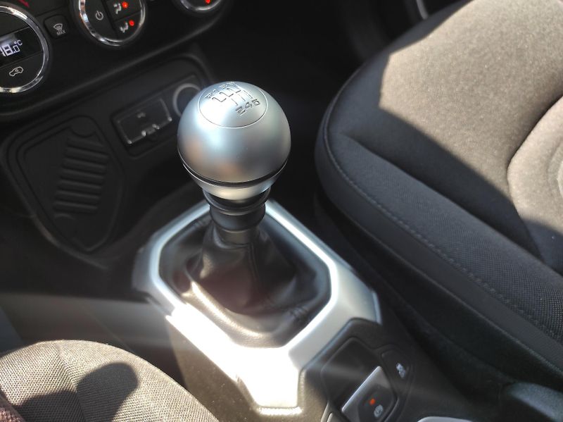 Jeep Renegade 1.4MultiAir, Limited, Tempomat - fotka 21 z 48
