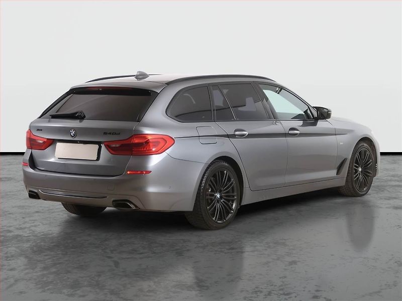 BMW Řada 5 (2018) Sport Line 540d xDrive, 4X4 - fotka 5 z 23